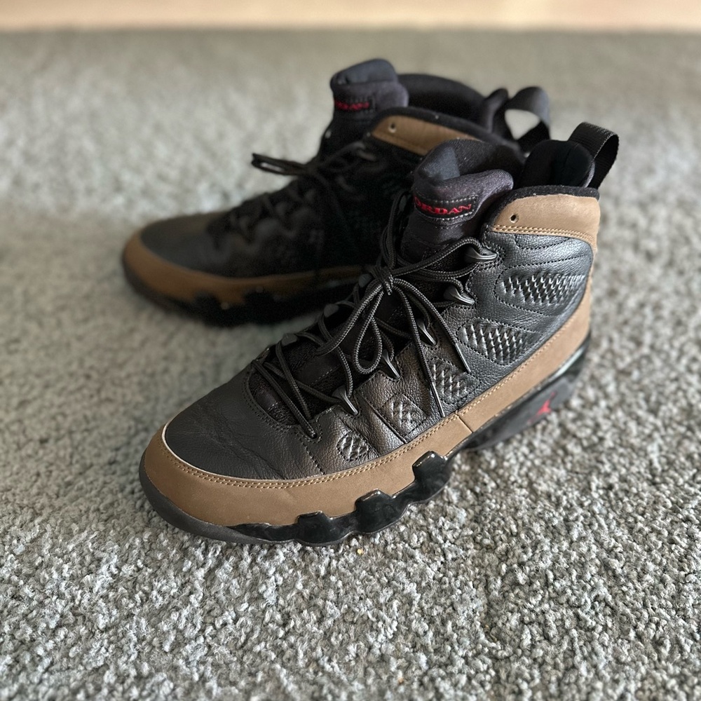 Air Jordan 9 RETRO 9.5. Used in good condition